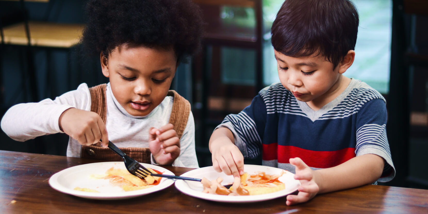 Two kids eating lunch